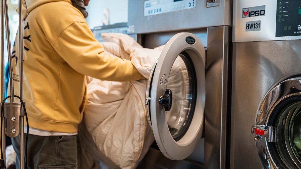 Moderne wasmachines bij Quality Wash Corner voor een grondige reiniging.
